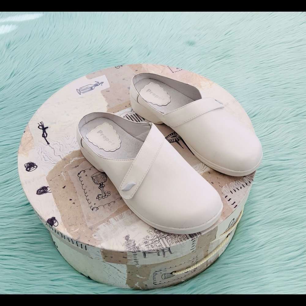 Propet White leather clogs, 7.5, White 🤍🐻‍❄️
